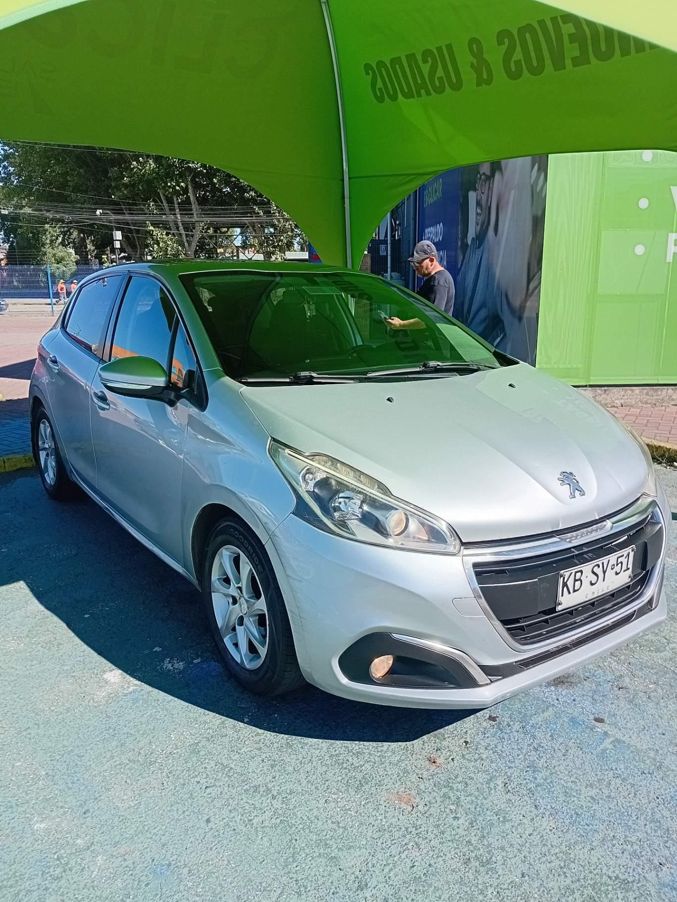 Automovil Peugeot 208