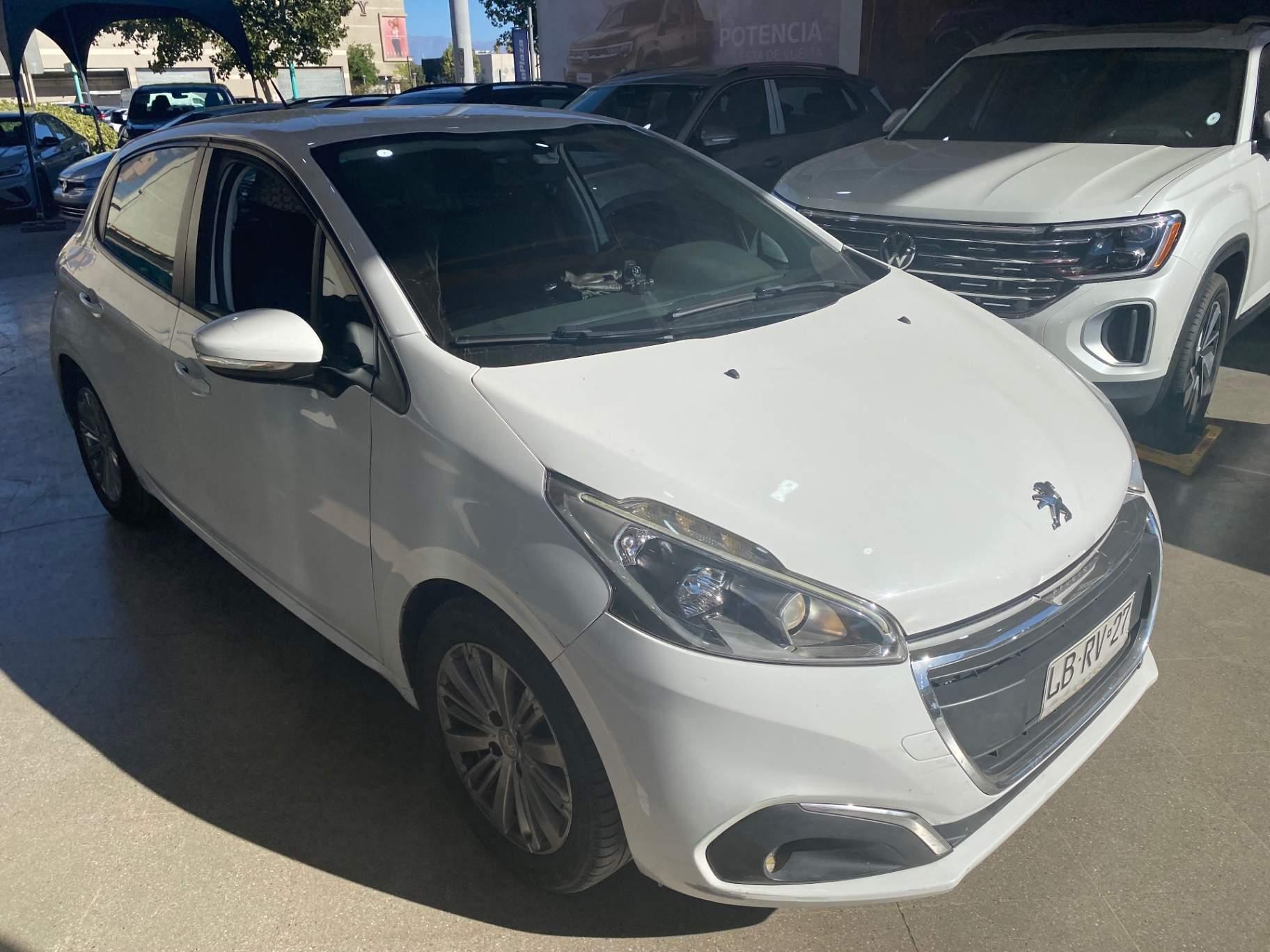 Automovil Peugeot 208