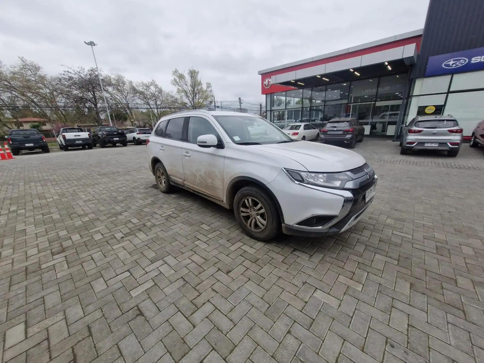 Station Wagon Mitsubishi Outlander