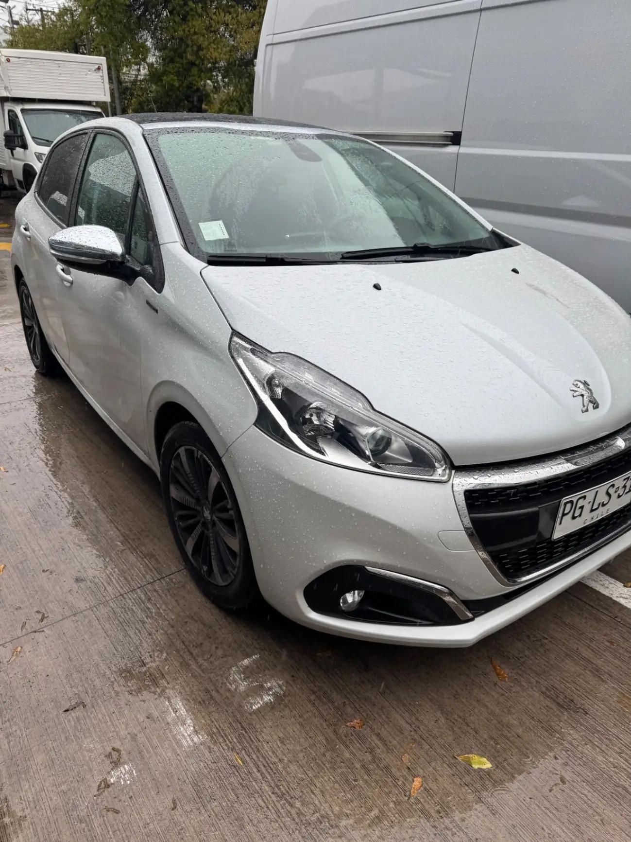 Automovil Peugeot 208