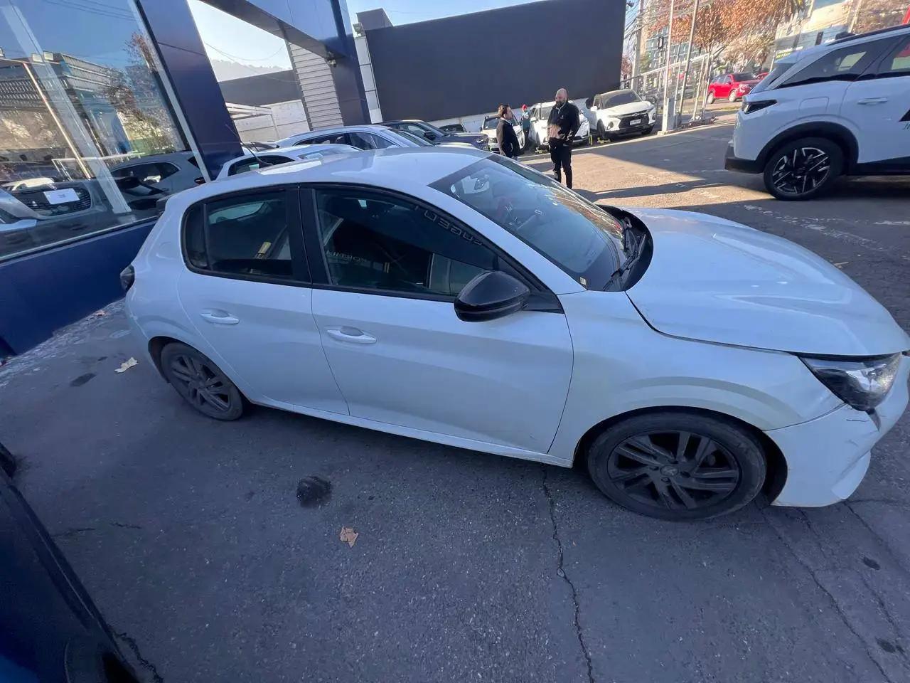 Automovil Peugeot 208