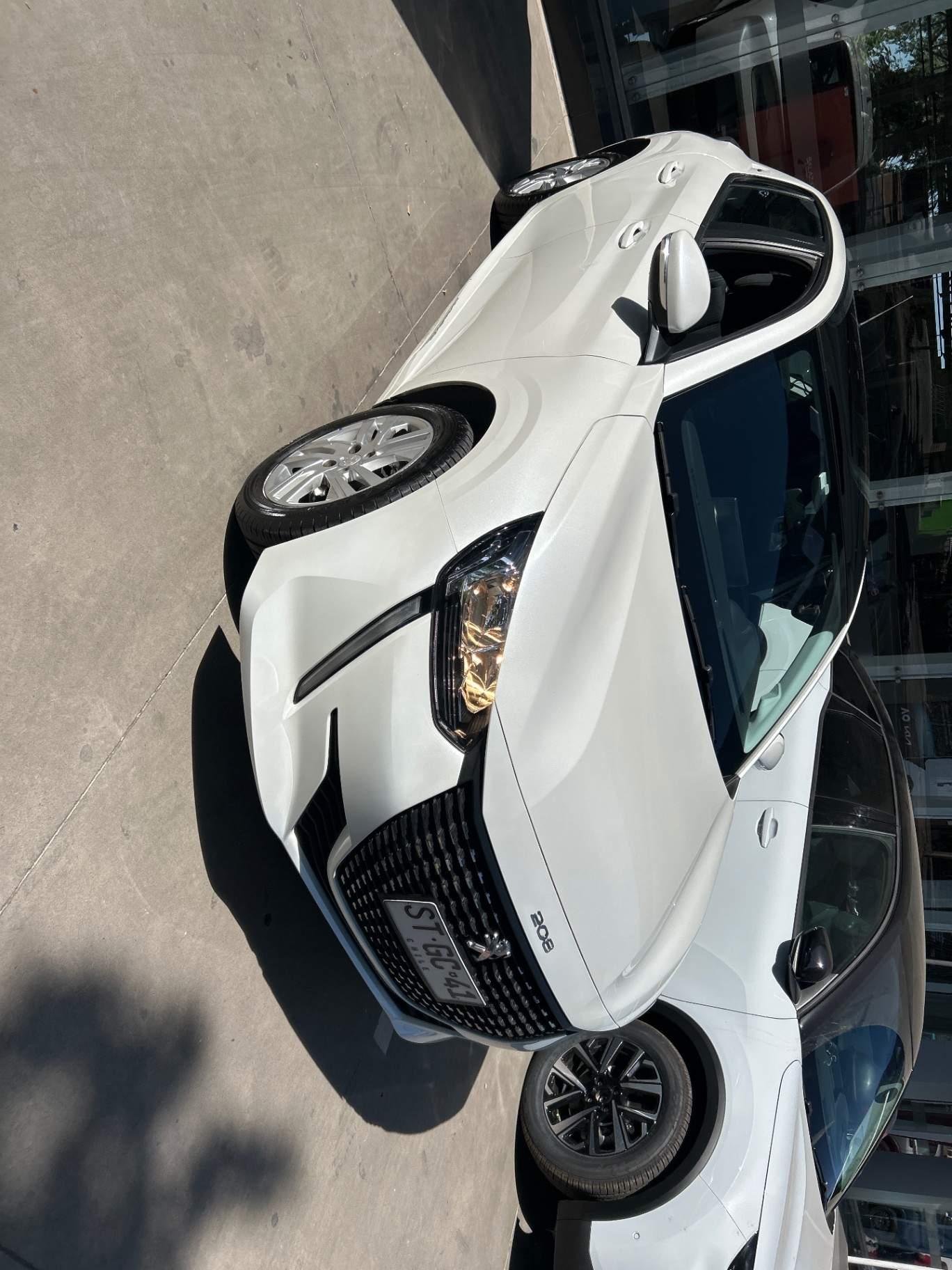 Automovil Peugeot 208