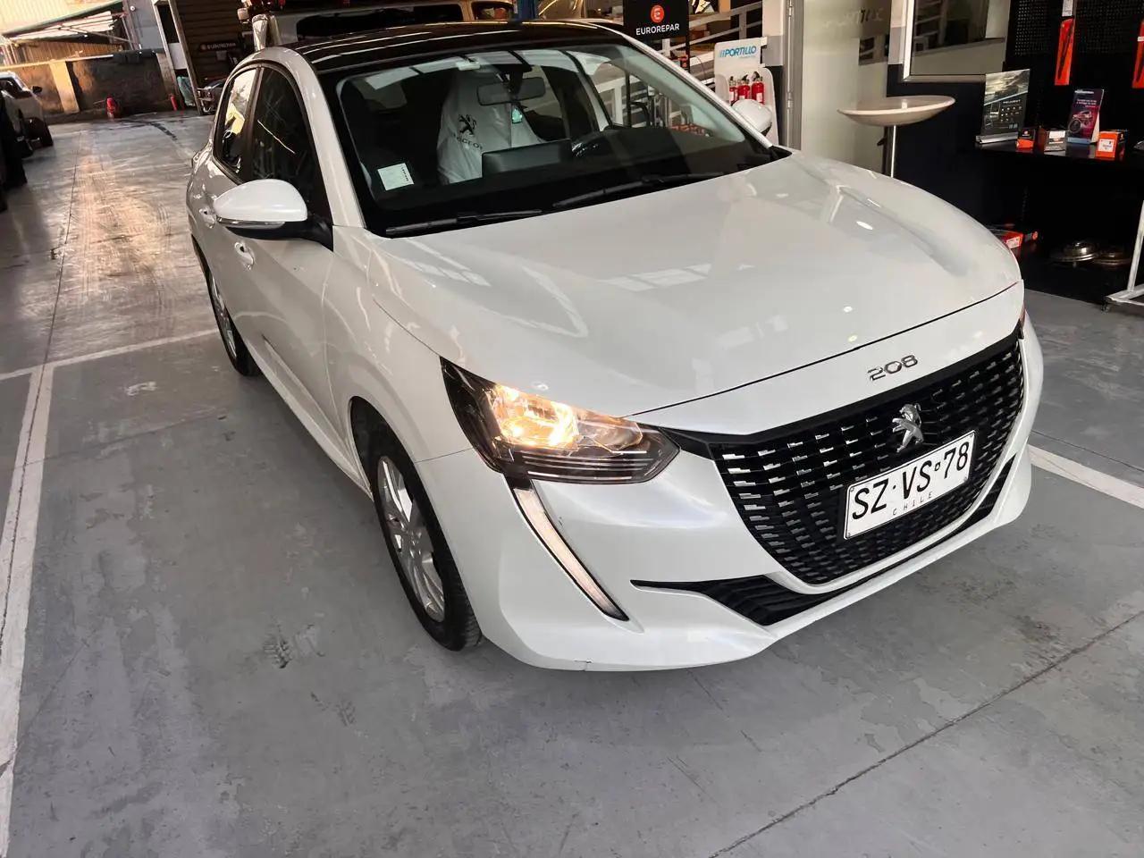 Automovil Peugeot 208