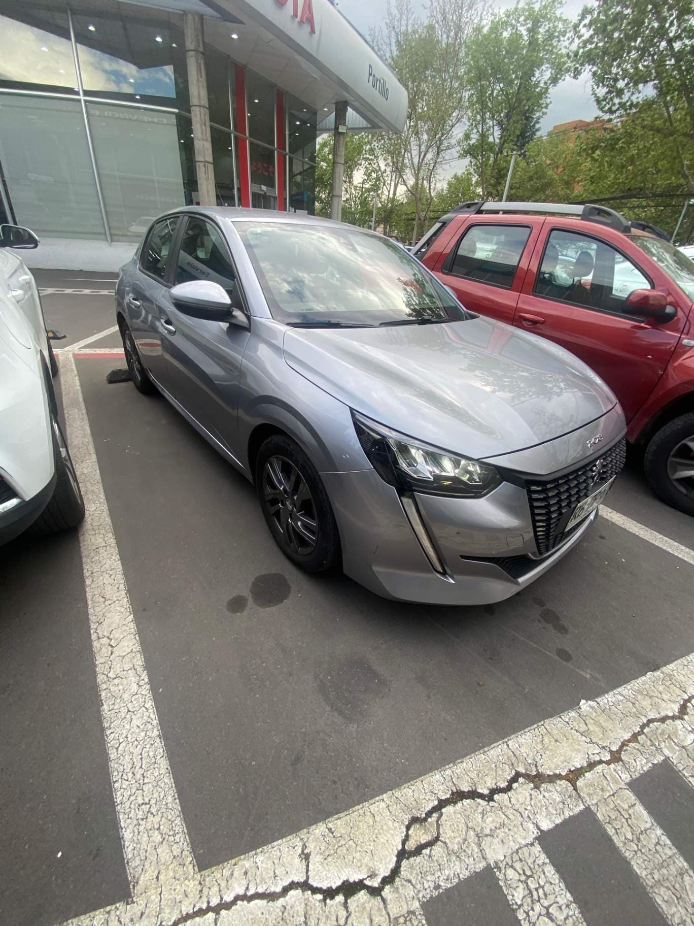 Automovil Peugeot 208