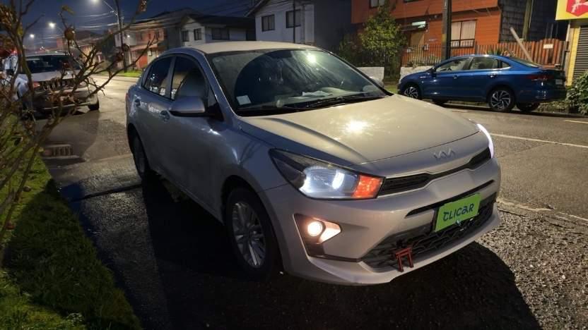 Automovil Kia Rio4