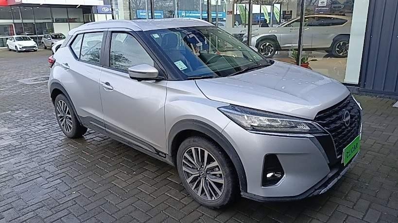 Hatchback Nissan Kicks