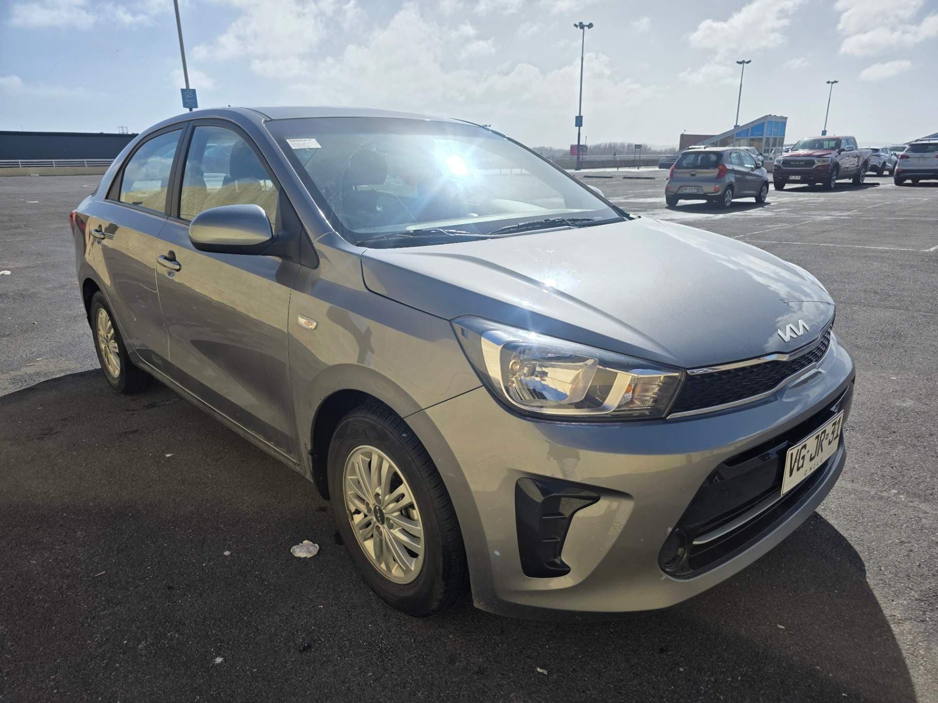 Automovil Kia Soluto