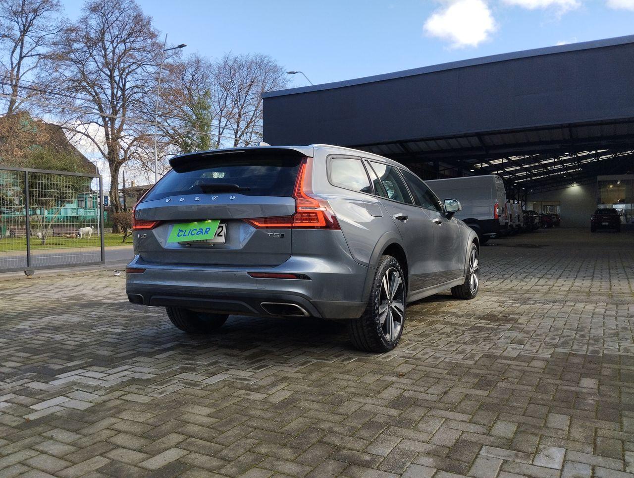 Station Wagon Volvo V60 Cross Country